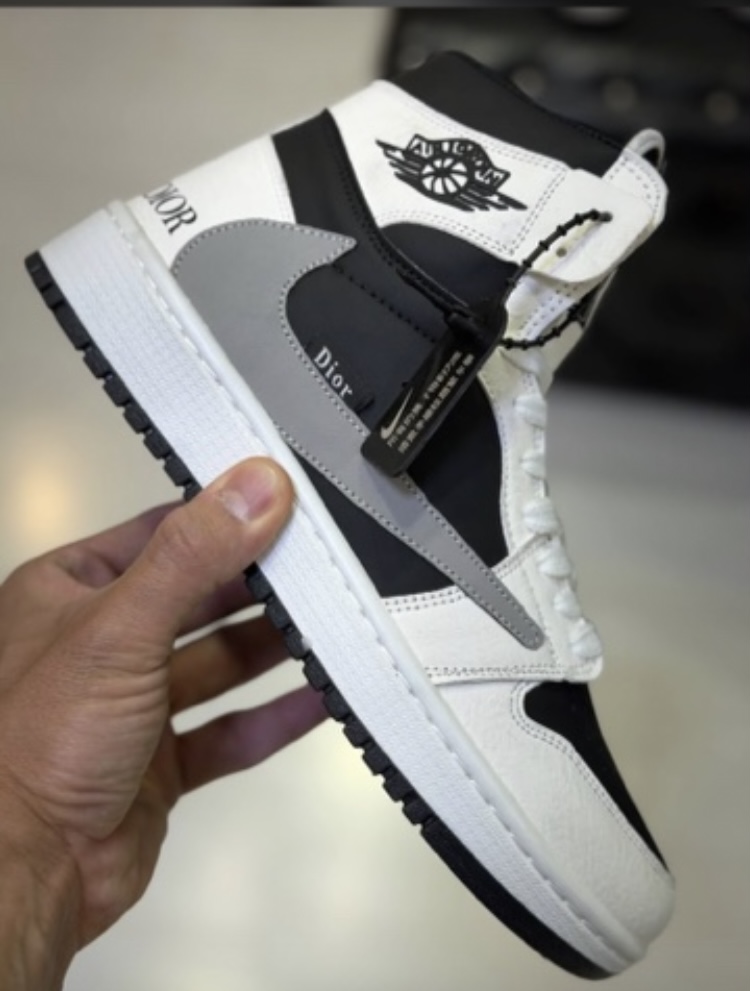 کفش کتانی مردانه زنانه  ترویس ساقدار دیور   سفید مشکی طوسی   Nike Air Jordan 1