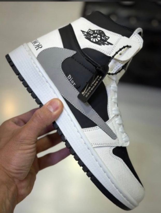 کفش کتانی مردانه زنانه ترویس ساقدار دیور سفید مشکی طوسی Nike Air Jordan 1